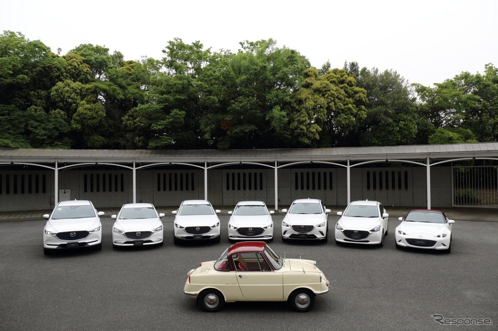 マツダ R360クーペ と 100周年特別記念車《写真提供 マツダ》