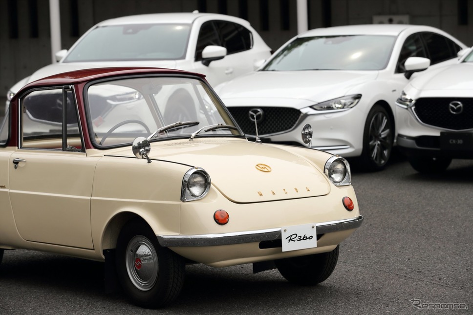 マツダ R360クーペ と 100周年特別記念車《写真提供 マツダ》