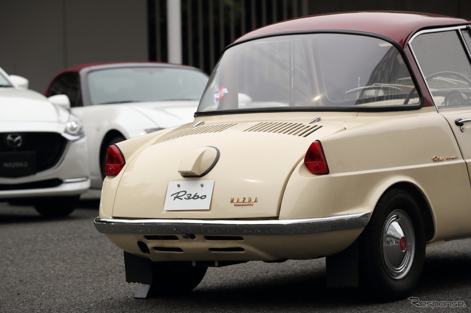 マツダ R360クーペ と 100周年特別記念車《写真提供 マツダ》