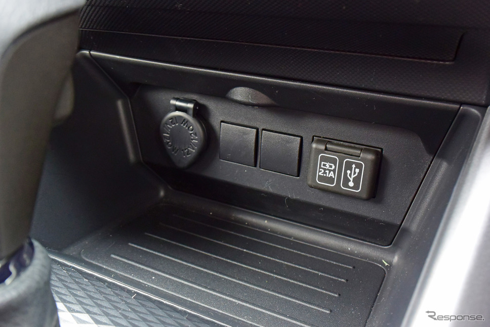 スマホ用の2.1A急速充電ポートを備える。《撮影 井元康一郎》