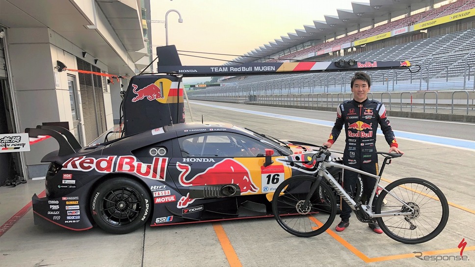 VADO SLと笹原右京。今シーズン乗車するRed Bull MOTUL MUGEN NSX-GTの前で《画像:スペシャライズド・ジャパン》