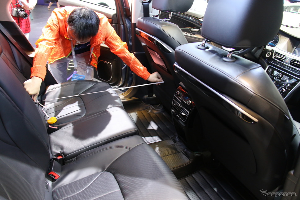 報道公開日に後席の寸法を計測する来場者（北京モーターショー2016）《photo by 大矢アキオAkio Lorenzo OYA》
