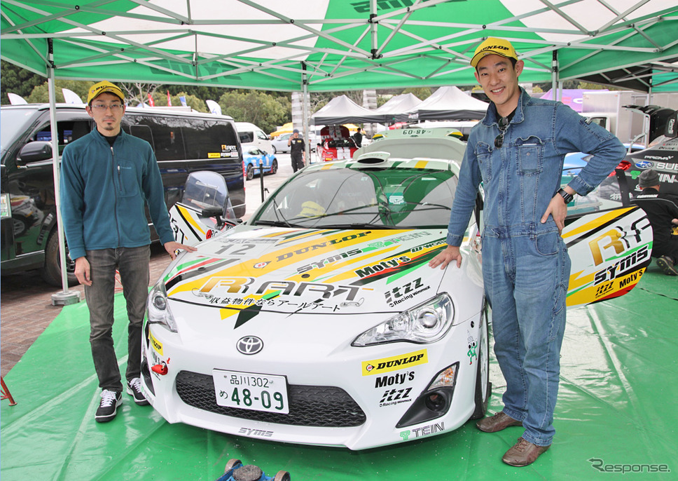 行徳聡さん（左）とドライバーの中平勝也さん（右）