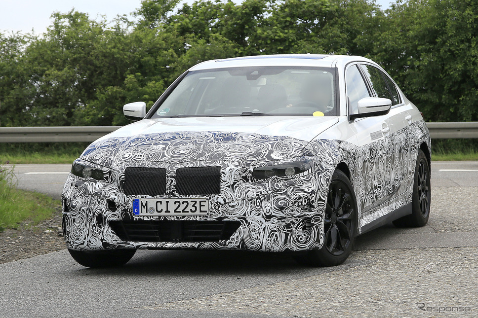 BMW 3シリーズ のEV版、市販型プロトタイプ（スクープ写真）《APOLLO NEWS SERVICE》