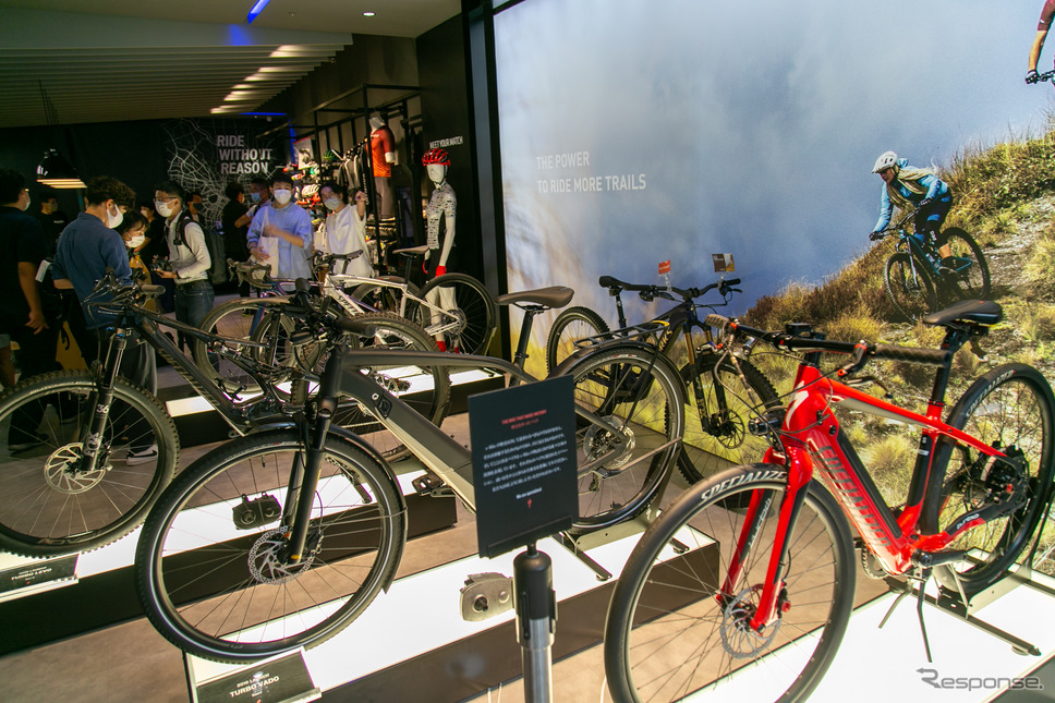店舗内には歴代のSPECIALIZED TURBO展示されていた《写真撮影 二城利月》