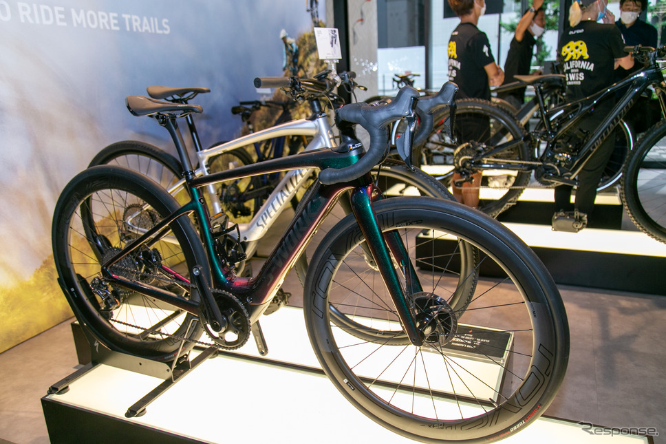 ロードバイクタイプのTURBO CREO SL《写真撮影 二城利月》