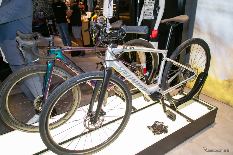 クロスバイクタイプのTURBO VADO SL《写真撮影 二城利月》