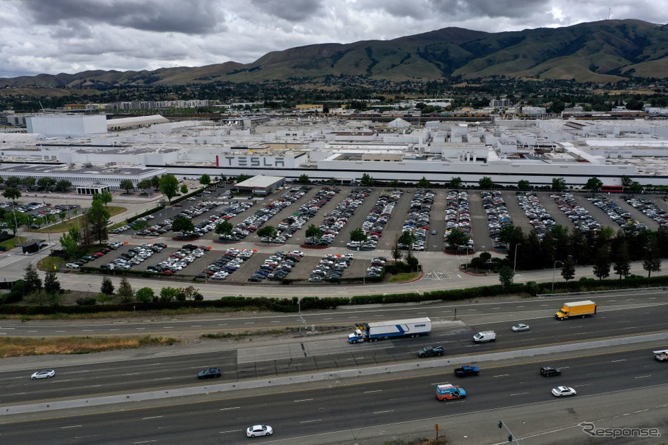 コロナ禍にともなうカリフォルニア州当局の休業要請を無視して稼働を再開した、テスラのフリーモント工場（5月12日）。《Photo by Justin Sullivan/Getty Images News/ゲッティイメージズ》