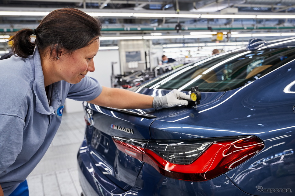 ドイツ・ディンゴルフィンク工場で生産が開始されたBMW 4シリーズ・クーペ 新型《photo by BMW》