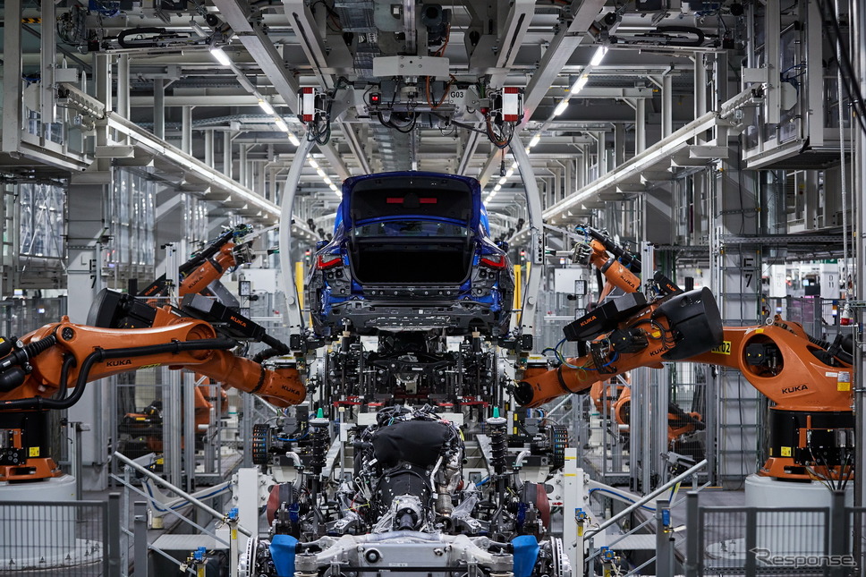 ドイツ・ディンゴルフィンク工場で生産が開始されたBMW 4シリーズ・クーペ 新型《photo by BMW》
