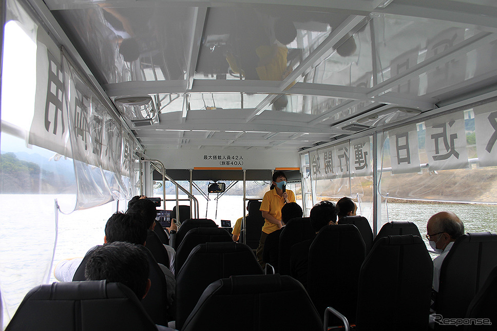 水陸両用バスの車内（船内）《写真 大野雅人（Gazin Airlines）》