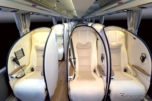 シェル型シートを採用した「リボーン」の車室《写真提供 WILLER EXPRESS》