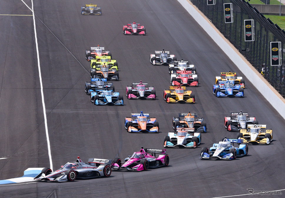 ポール発進の#12 パワー(写真先頭)は決勝20位に終わることに。《写真提供 INDYCAR》
