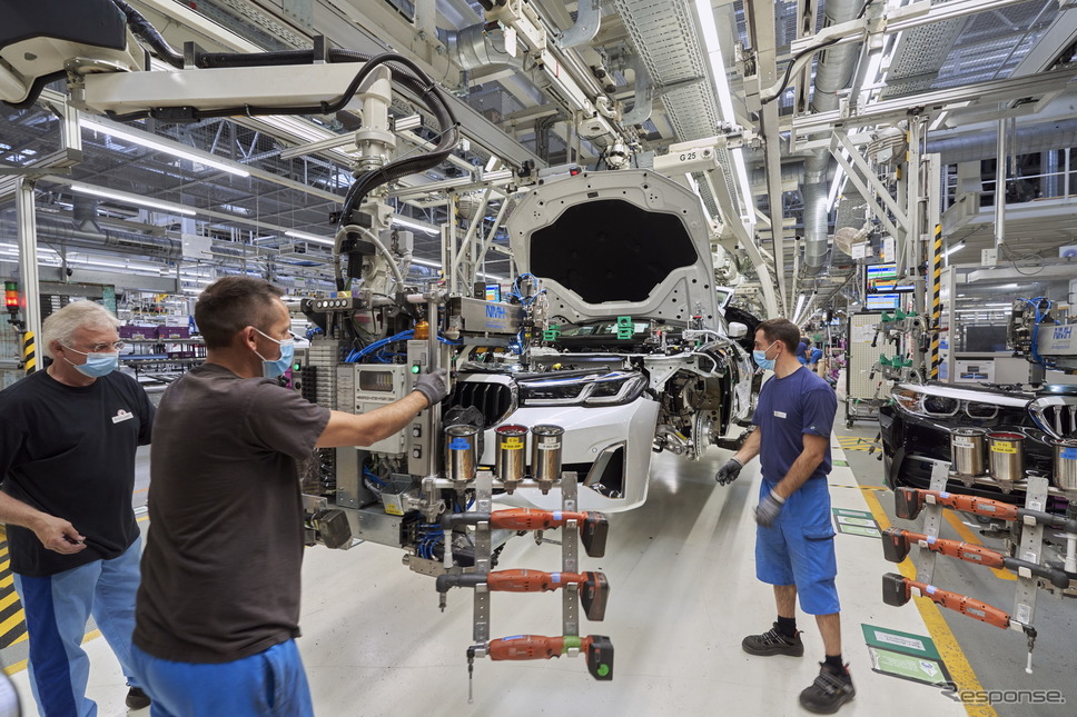 BMWのドイツ・ディンゴルフィンク工場で生産が開始された5シリーズ改良新型《photo by BMW》