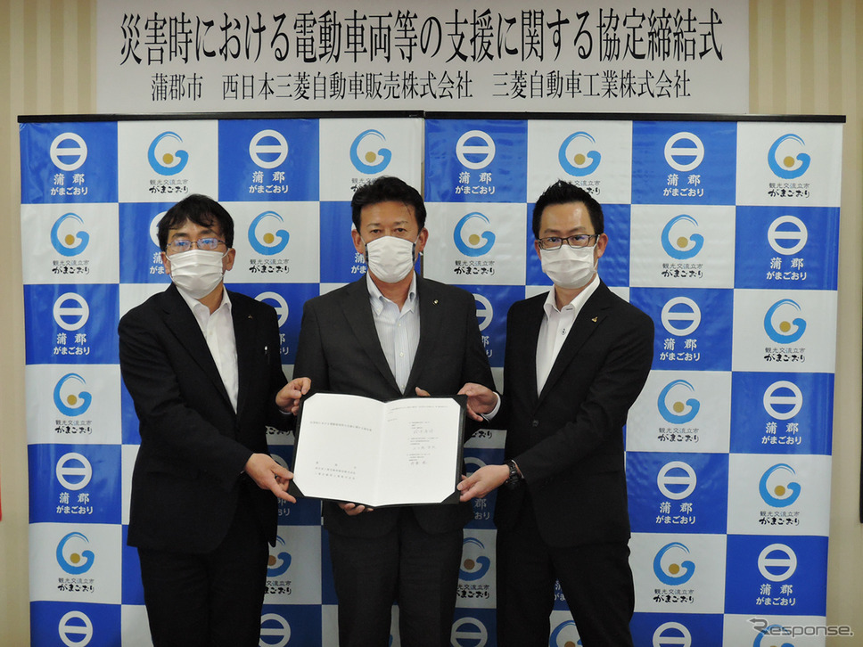 左から三菱自動車岡崎製作の斉藤稔所長、蒲郡市の鈴木寿明市長、西日本三菱自動車販売の五十嵐京矢社長《写真提供 三菱自動車工業》