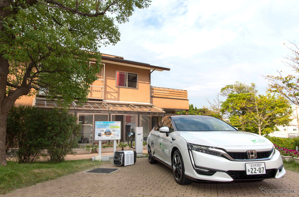 ホンダが展開する北九州市エコハウスと燃料電池車のクラリティ・フューエル セル《写真提供 ホンダ》