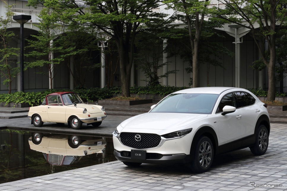 マツダ R360クーペ と CX-30 100周年特別記念車《写真提供 マツダ》