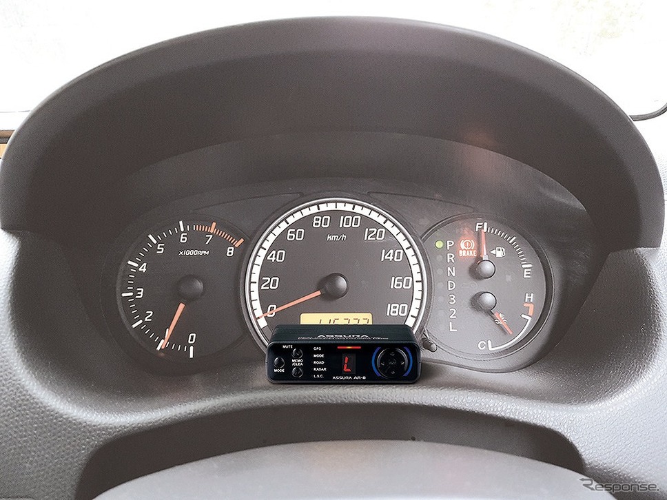 本体：車載パネル設置例《写真提供 セルスター工業》