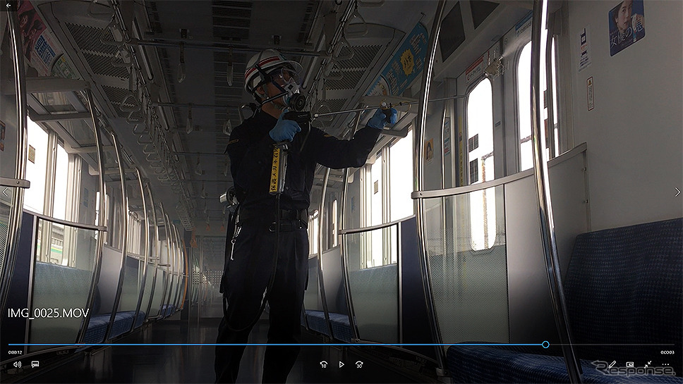 東京メトロ千代田線16000系車内に銀イオン系抗菌コート剤を吹き付ける作業スタッフ。《写真 大野雅人(Gazin Airlines)》