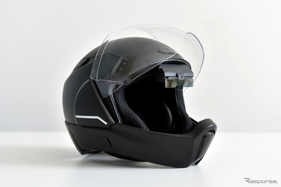 HUDとリヤカメラを内臓したスマートヘルメット「クロスヘルメット X1」《写真撮影 中野英幸》
