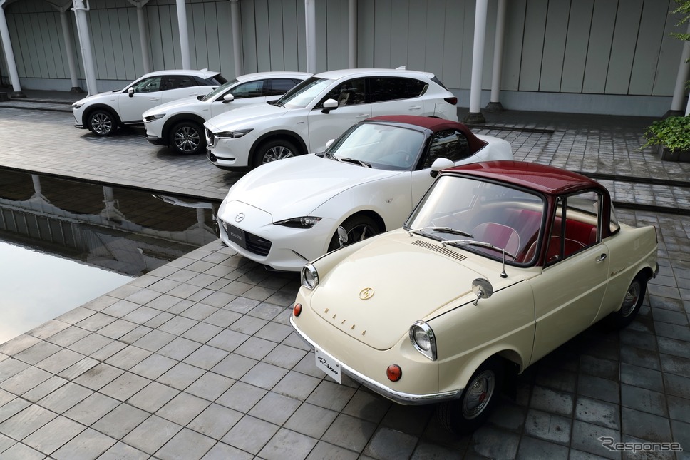 マツダ R360クーペとマツダ100周年特別記念車《写真提供 マツダ》