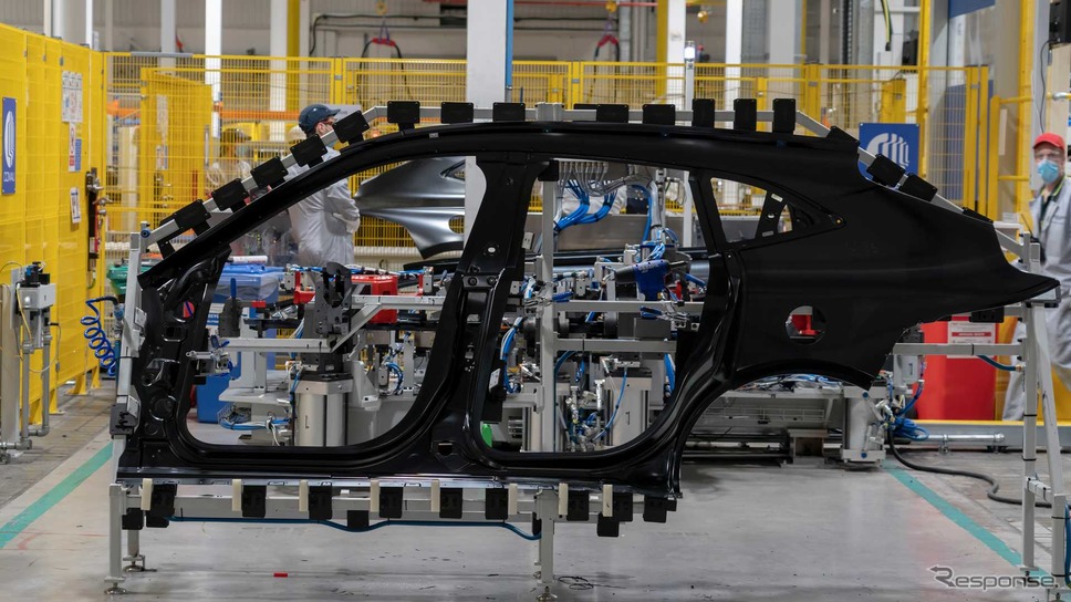 アストンマーティンの英国セントアサン工場で生産が開始された DBX《photo by Aston Martin》