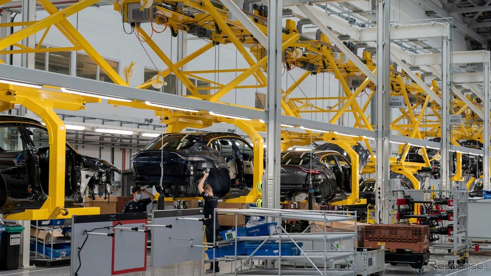 アストンマーティンの英国セントアサン工場で生産が開始された DBX《photo by Aston Martin》