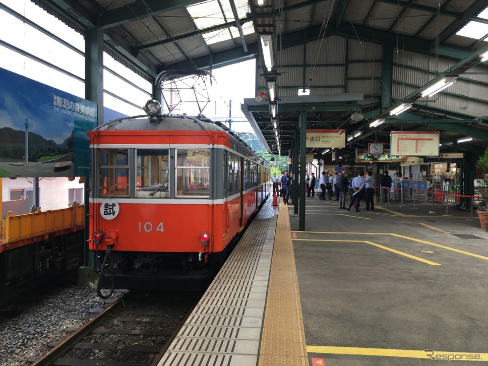 7月23日運行再開!箱根登山鉄道の楽しみ方をおさらいしてみる《撮影 小林岳夫》強羅駅にて試運転出発を待つデハ104・106形の試運転車両