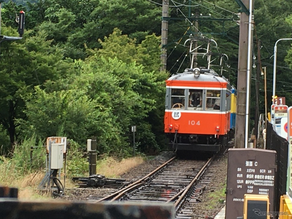 7月23日運行再開!箱根登山鉄道の楽しみ方をおさらいしてみる《撮影 レスポンス編集部》強羅駅を出ていくデハ104・106形の試運転車両