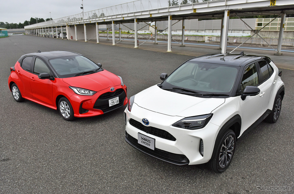トヨタ ヤリスクロス(白)とヤリス(赤)《写真撮影 中野英幸》