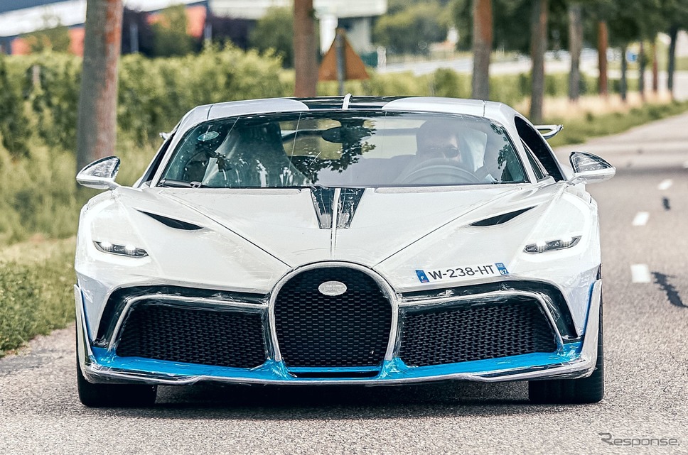 ブガッティ・ディーヴォ の最初の1台の出荷前の最終品質確認テスト《photo by Bugatti》