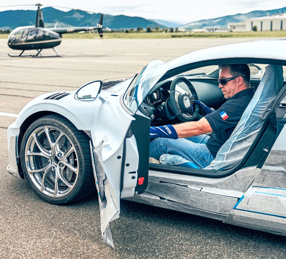 ブガッティ・ディーヴォ の最初の1台の出荷前の最終品質確認テスト《photo by Bugatti》