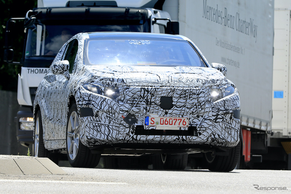 メルセデスベンツ EQC 次期型プロトタイプ(スクープ写真)《APOLLO NEWS SERVICE》