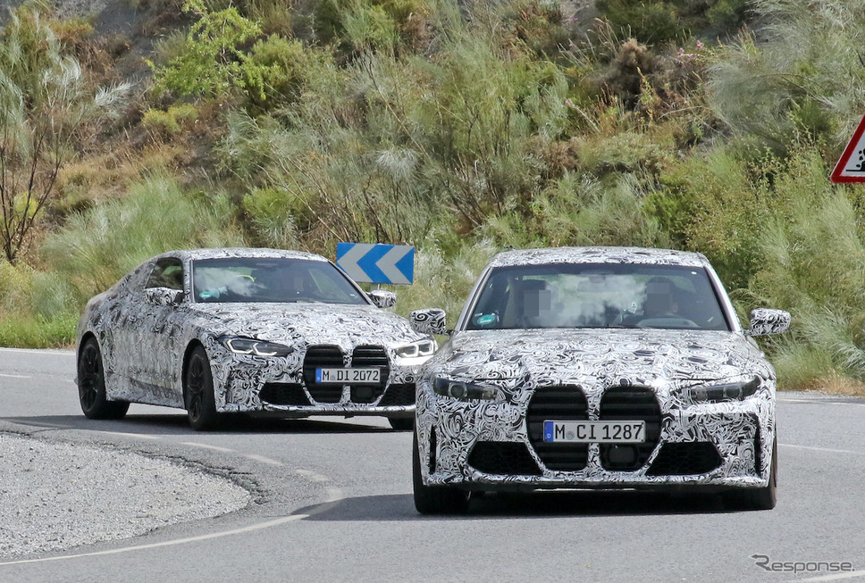 BMW M3セダン(手前)&M4クーペ(奥)新型プロトタイプ(スクープ写真)《APOLLO NEWS SERVICE》