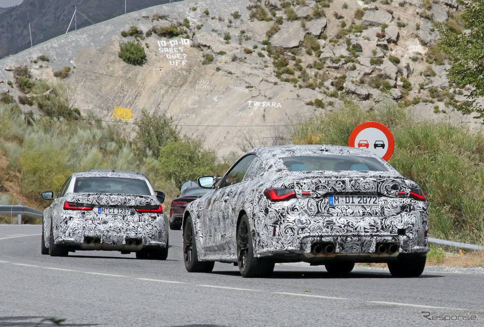 BMW M3セダン(奥)&M4クーペ(手前)新型プロトタイプ(スクープ写真)《APOLLO NEWS SERVICE》