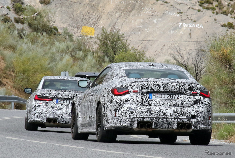 BMW M3セダン(奥)&M4クーペ(手前)新型プロトタイプ(スクープ写真)《APOLLO NEWS SERVICE》