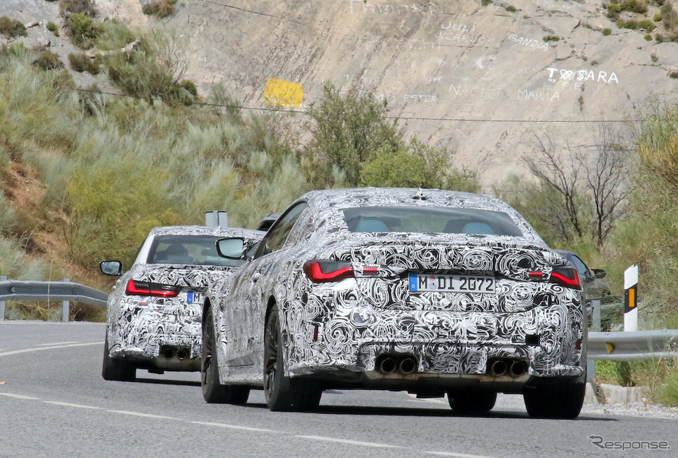 BMW M3セダン(奥)&M4クーペ(手前)新型プロトタイプ(スクープ写真)《APOLLO NEWS SERVICE》