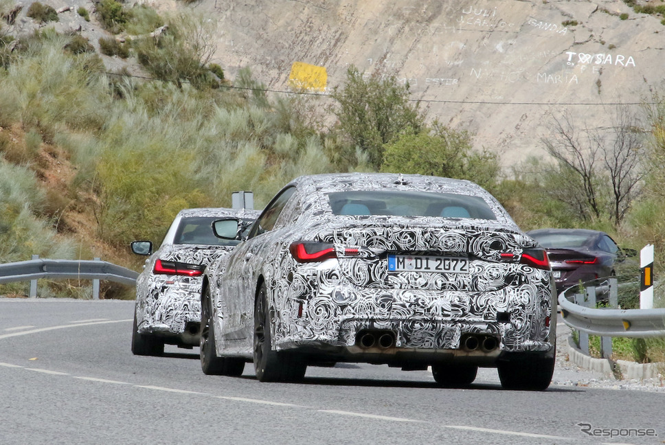 BMW M3セダン(奥)&M4クーペ(手前)新型プロトタイプ(スクープ写真)《APOLLO NEWS SERVICE》