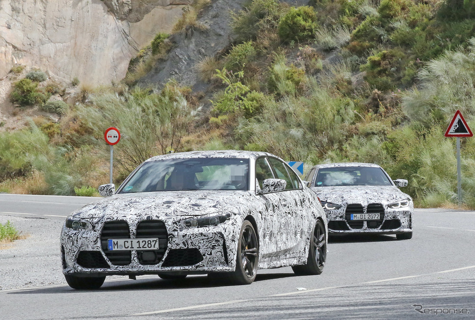 BMW M3セダン(手前)&M4クーペ(奥)新型プロトタイプ(スクープ写真)《APOLLO NEWS SERVICE》