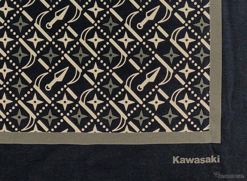 カワサキ デザインTシャツ(忍者)。正面のプリントは、鎖帷子(くさりかたびら)をイメージし、クナイやカマ、手裏剣の柄でデザイン《写真提供 カワサキモータースジャパン》
