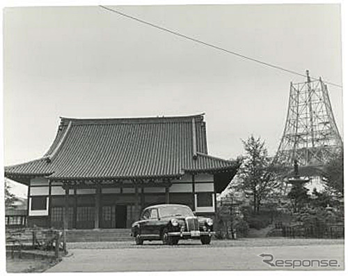 1958年、建設中の東京タワーとメルセデス・ベンツ W120《写真提供 ヤナセ》