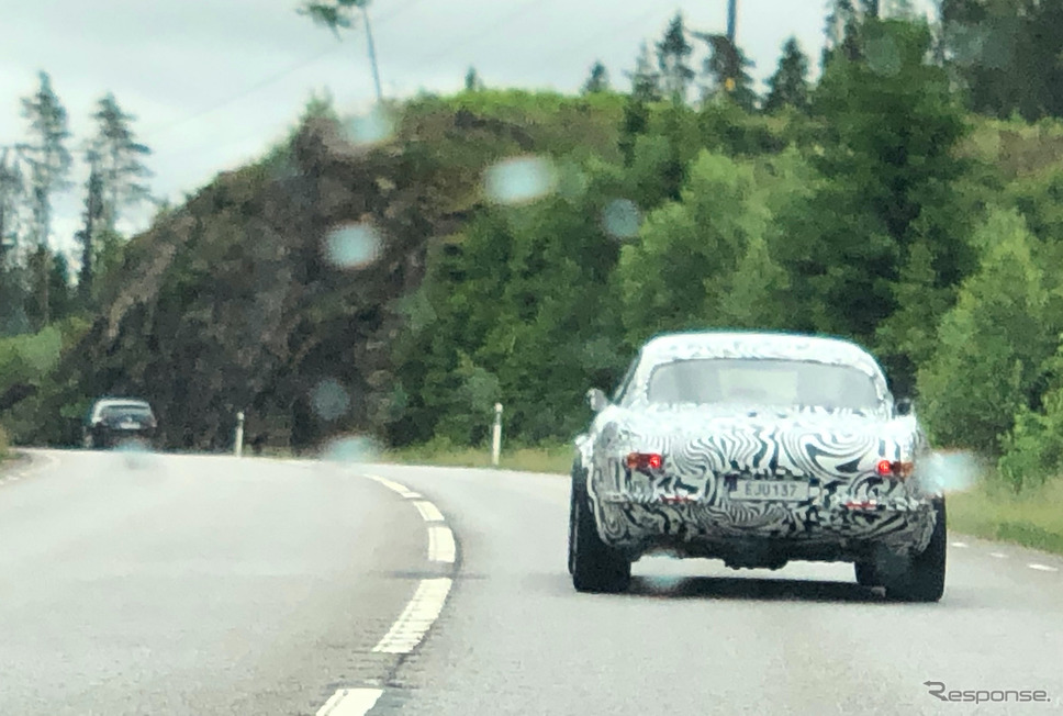 ボルボ P1800 EV(仮)開発車両のスクープ写真《APOLLO NEWS SERVICE》