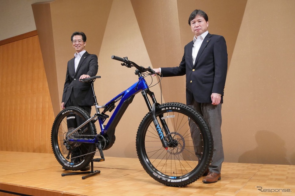 ヤマハ発動機 SPV事業部長 村田和弘氏(右)、SPV事業部 開発部長 西山統邦氏(左)《写真提供 ヤマハ発動機》