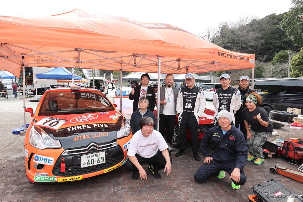 THREE FIVE MOTORSPORTのメンバーと福永修さん（右手前）《写真撮影 竹岡圭》
