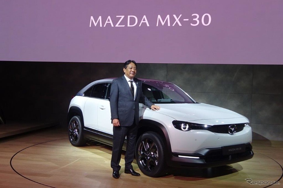 マツダMX-30と丸本明社長(2019年10月)《写真撮影 池原照雄》