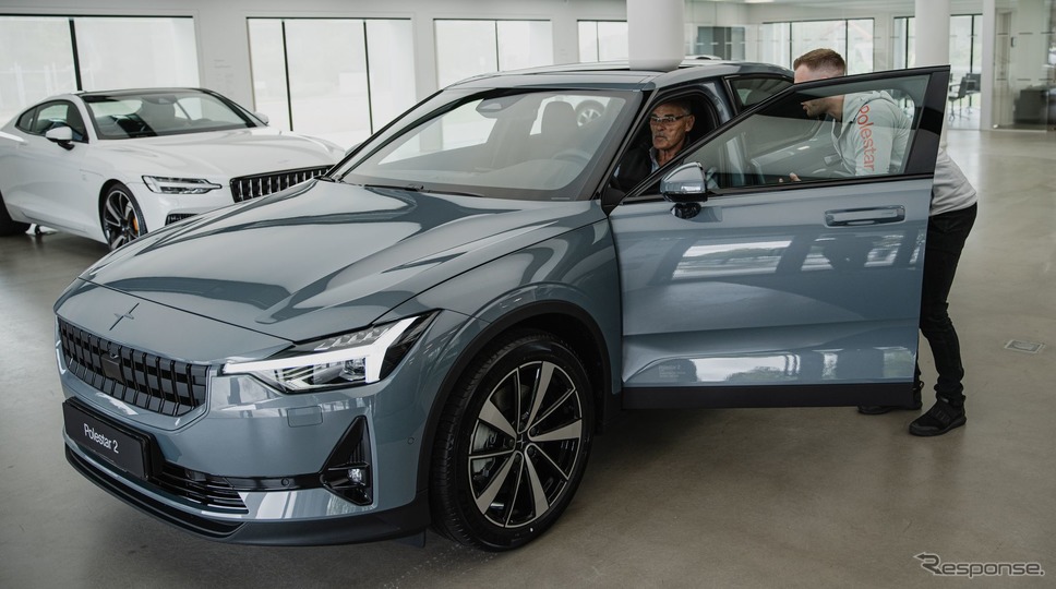 ポールスター 2 を欧州最初の顧客に引き渡し《photo by Polestar》