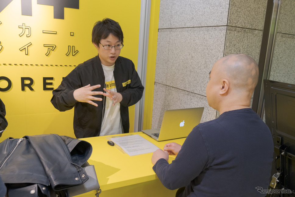 インタビューにもご協力いただいた益満氏が、コンシェルジュに説明を受けている。《写真撮影 関口敬文》