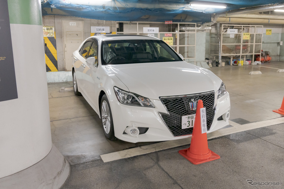 もちろん日本車の代表格、トヨタ・クラウンもご用意。(注:再開にあたりラインナップの変更が行われています)《写真撮影 関口敬文》