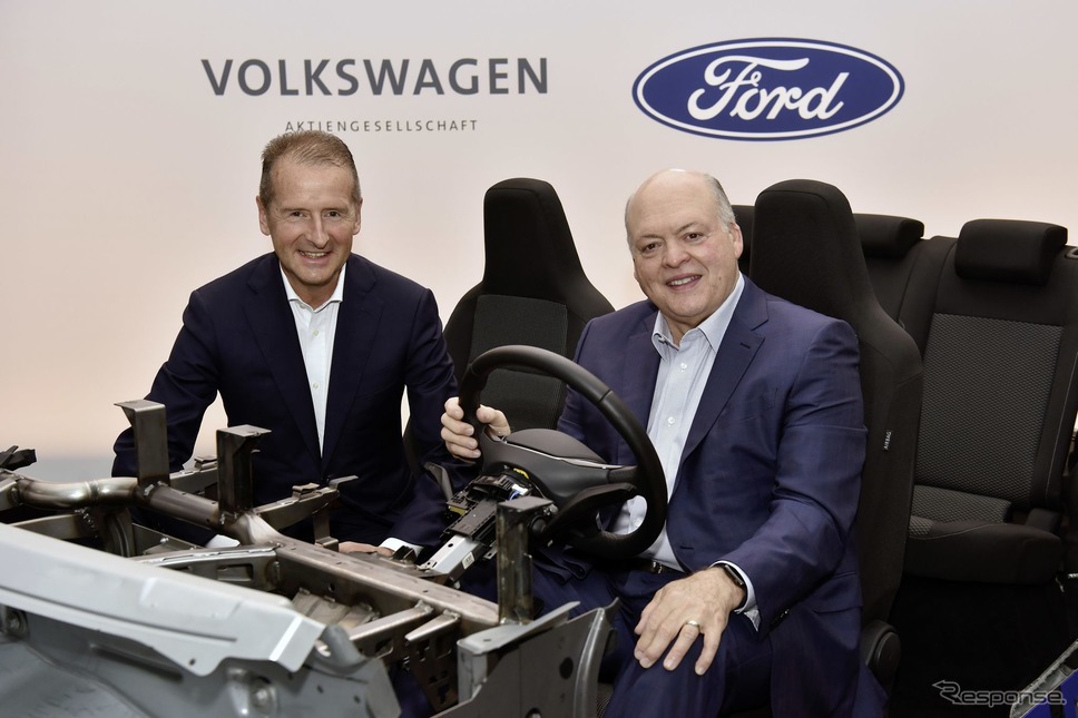 提携拡大を発表するVWグループとフォードモーターの両首脳(2019年7月)《photo by VW》
