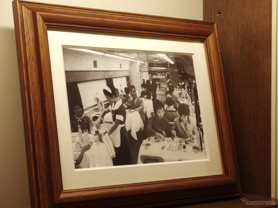 グランスタ東京「STATION RESTAURANT THE CENTRAL」(洋食レストラン)に飾られている過去の食堂車の写真《写真撮影 高木啓》